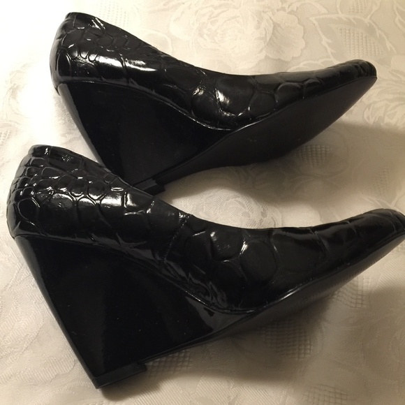 Black Crocodile Wedge shoes - Size 6 1/2 - Pre-owned, Excellent Condition - Picture 2 of 7